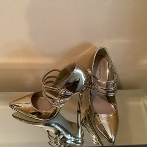 Shoe Dazzle Jodelle gold pumps, 7.5